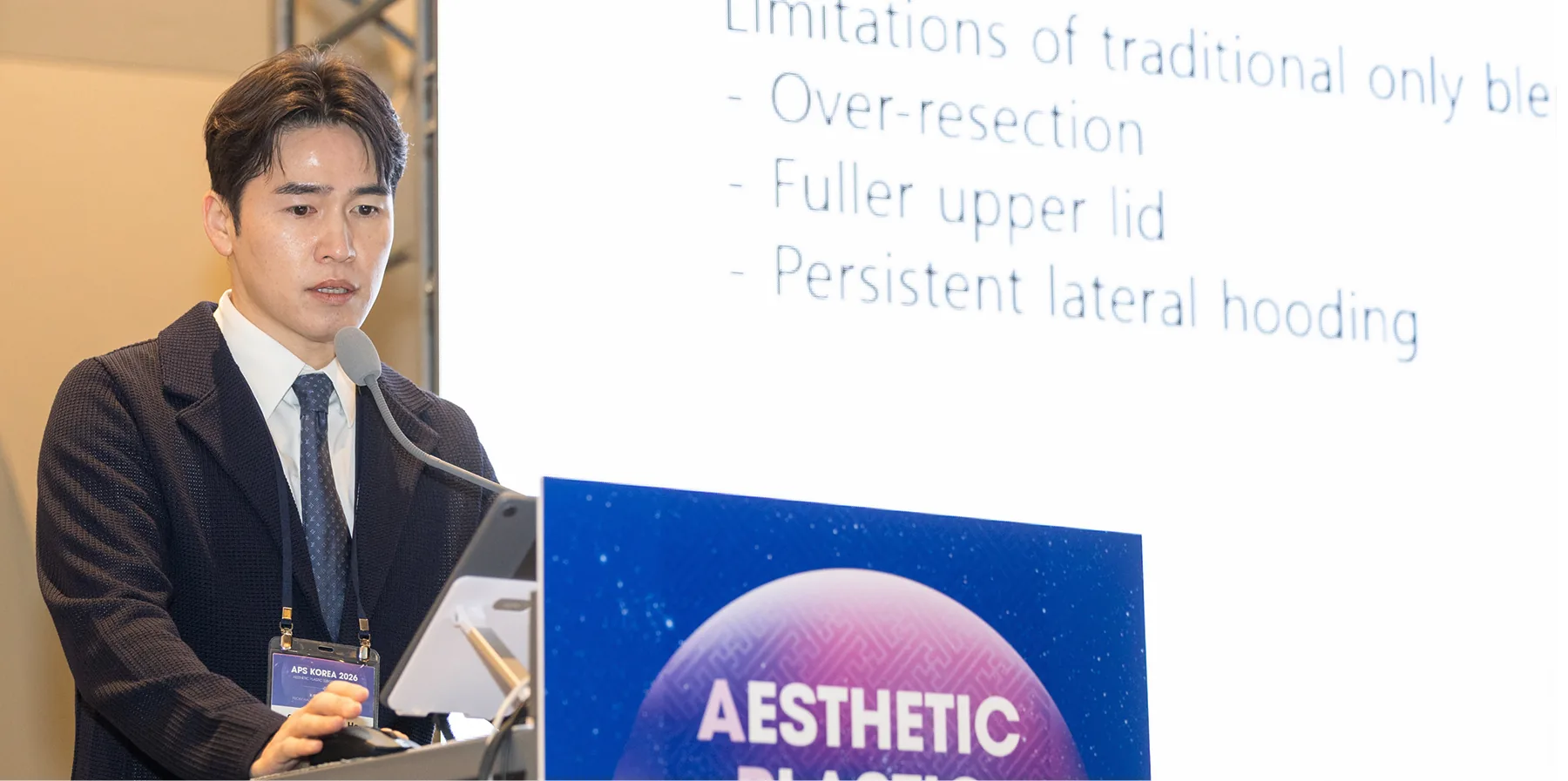 Chief Director Song Kyung-ho presenting at an academic conference